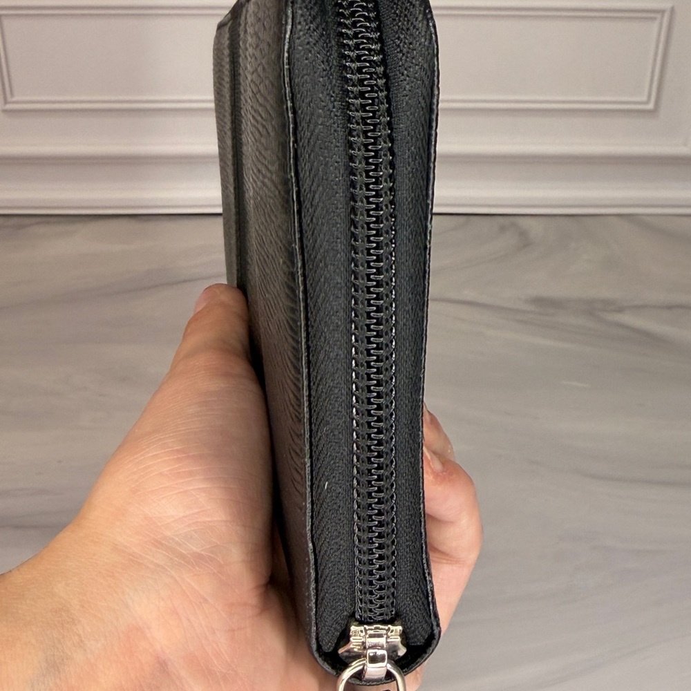 Salvatore Ferragamo Black Leather Zip Passport Travel Organizer Like New - Picture 5 of 10